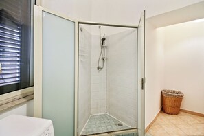 Een douche, een haardroger, een bidet