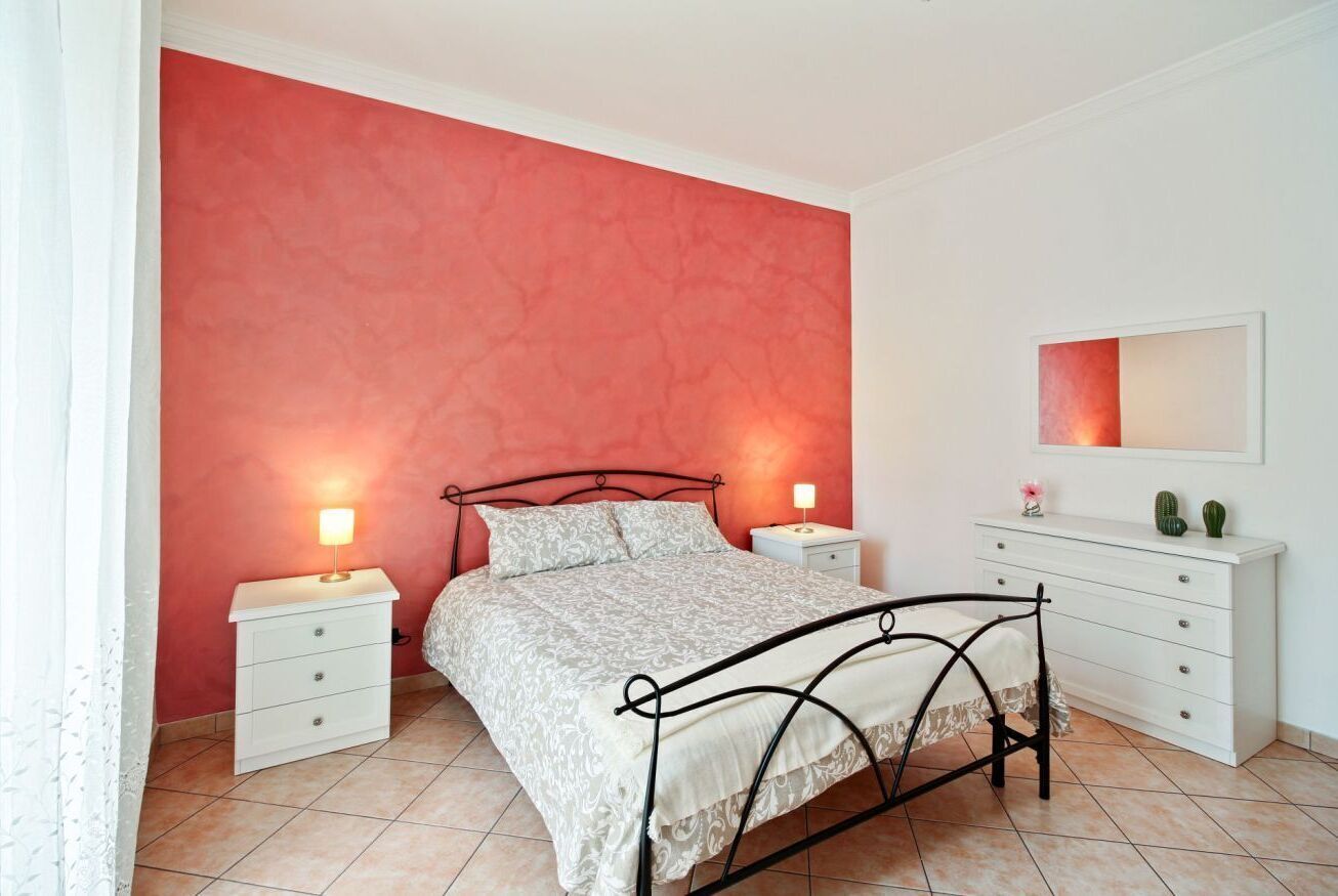 2 bedrooms, iron/ironing board, internet, bed sheets