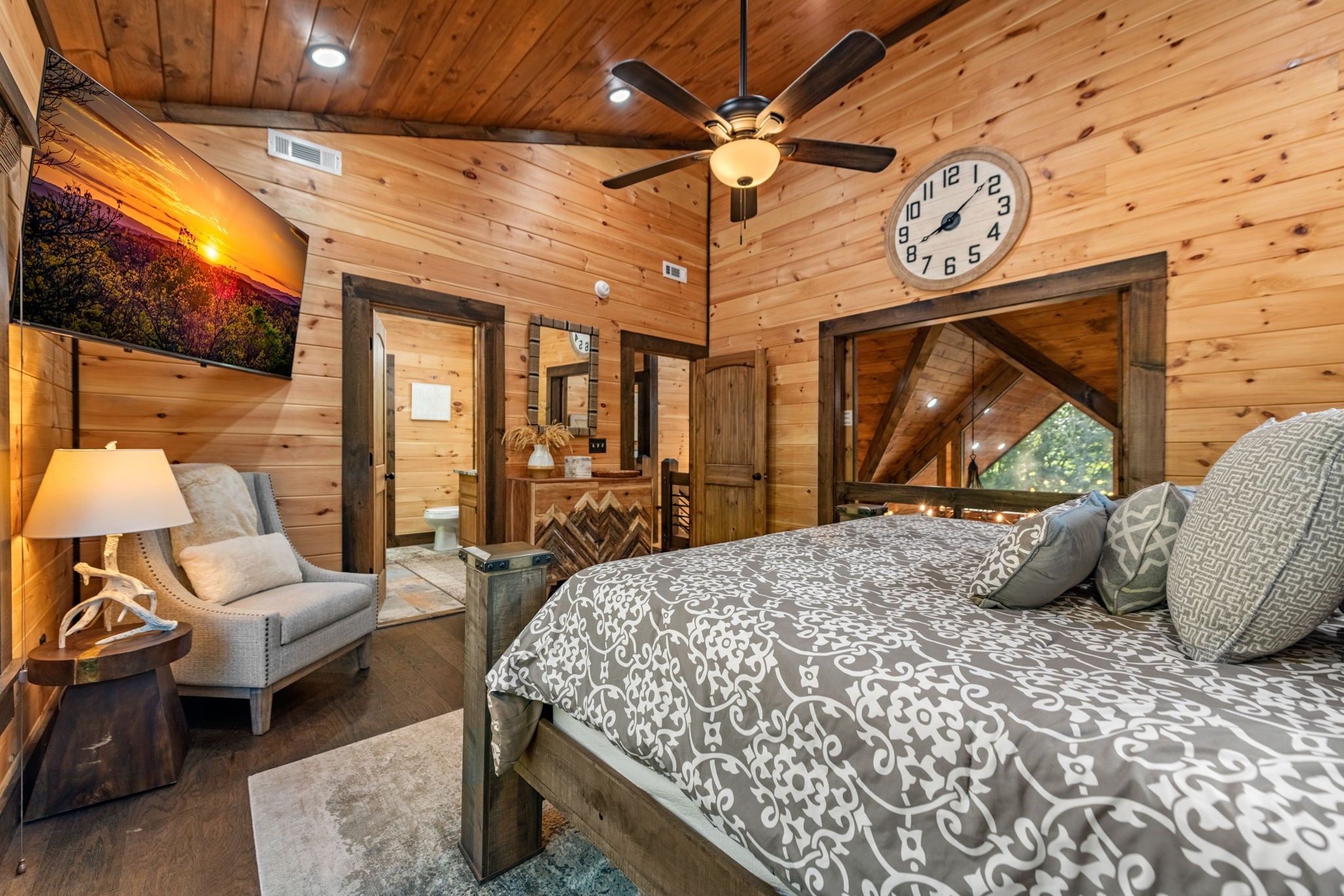 5 bedrooms, iron/ironing board, WiFi (free), bed sheets