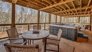 Outdoor dining - Jazzy's Cozy Creekside - Hot Tub | Game Room | Screened Decks (Blue Ridge)