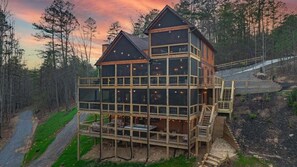 Exterior - Jazzy's Cozy Creekside - Hot Tub | Game Room | Screened Decks (Blue Ridge)