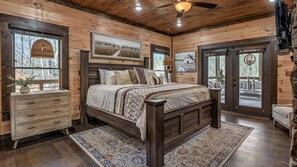 5 bedrooms, iron/ironing board, free WiFi, bed sheets - Jazzy's Cozy Creekside - Hot Tub | Game Room | Screened Decks (Blue Ridge)