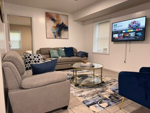 Smart TV - Cozy 2-bedroom apartment 6 minutes to EWR Prudential Hotels NYC  (Newark)