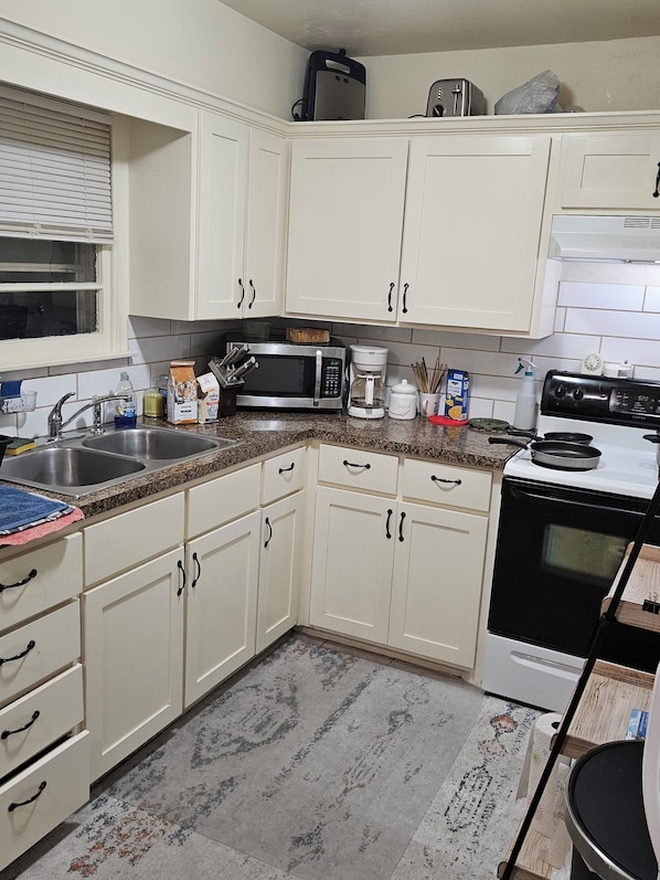 Mikrowelle, Ofen, Herdplatte, Geschirrspüler