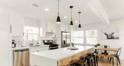 Renovated 3 Bedroom Gem with Game-room and Hot Tub