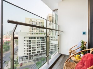 พรีเมียมอพาร์ทเมนท์, 2 ห้องนอน, ระเบียง, วิวเมือง | วิวสนามหญ้า