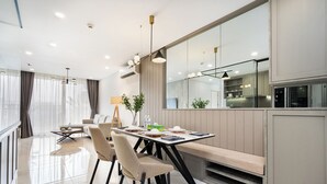 Un comedor moderno con una mesa larga, sillas y un banco.
