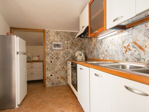 Fridge, microwave, dishwasher, cookware/dishes/utensils