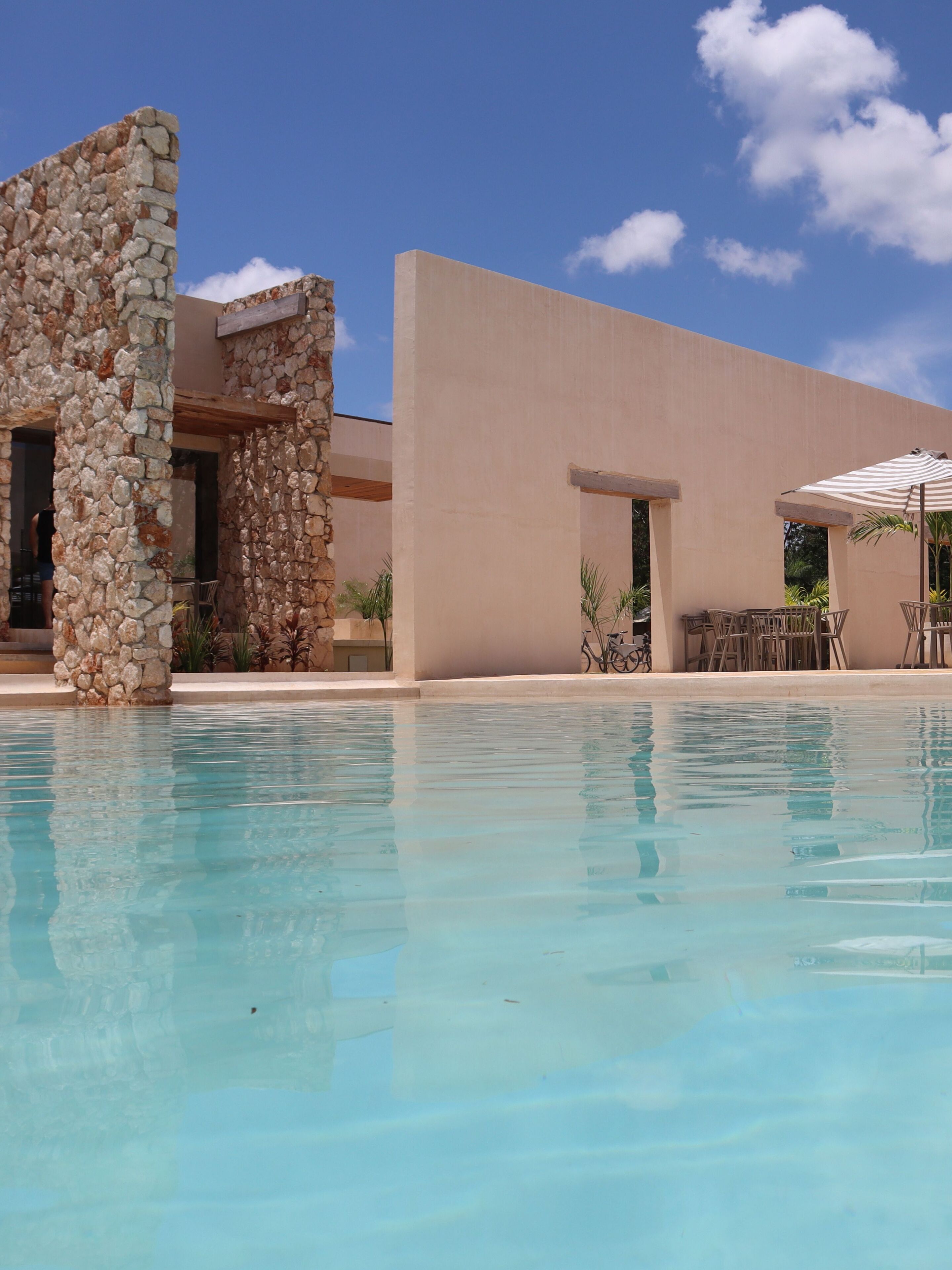 Außenpool, geöffnet von 09:00 Uhr bis 21:00 Uhr, Sonnenschirme