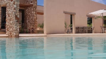 Außenpool, geöffnet von 09:00 Uhr bis 21:00 Uhr, Sonnenschirme