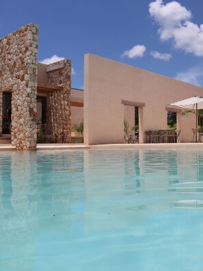 室外游泳池，09:00 至 21:00 开放，池畔遮阳伞，日光浴躺椅