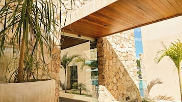 Serveert ontbijt, lunch, fusion-gerechten, uitzicht op het zwembad