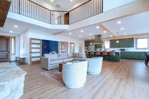 Een smart-tv, een open haard, tafelvoetbal en boeken