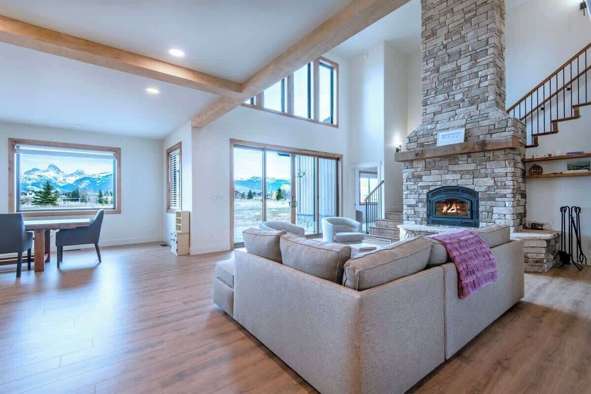 Smart TV, chimenea, futbolito y libros 