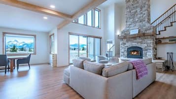 Smart TV, chimenea, futbolito y libros