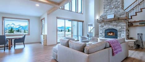 Smart TV, caminetto, tavolo da calcetto, libri