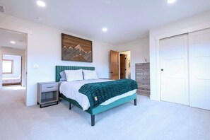 7 slaapkamers, een bureau, een strijkplank/strijkijzer, gratis wifi