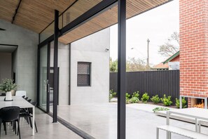 Outdoor dining - Coombe Lodge: Stunningly renovated historical house in the heart of Queenscliff. (Queenscliff)