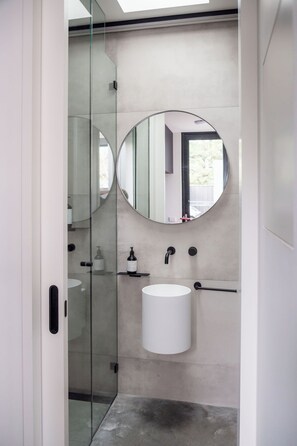 Shower, hair dryer, towels, soap - Coombe Lodge: Stunningly renovated historical house in the heart of Queenscliff. (Queenscliff)