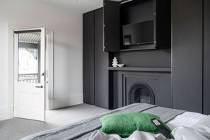 5 habitaciones, tabla de planchar con plancha, wifi y ropa de cama 