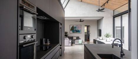 冰箱、微波炉、烤箱、炉灶