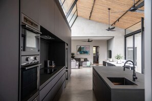 Réfrigérateur, four à micro-ondes, un four, surface de cuisson