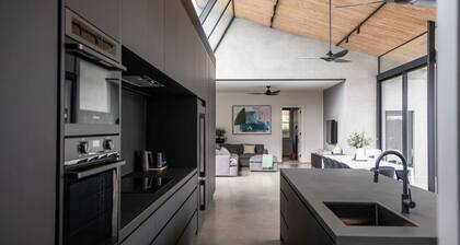 Coombe Lodge: Stunningly renovated historical house in the heart of Queenscliff.