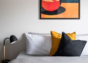 5 bedrooms, iron/ironing board, WiFi, bed sheets
