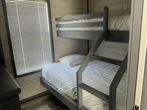 2 bedrooms, WiFi, bed sheets - Tiny Homes for Rent, minutes to the Casino, Golf Course & Water Park (Philadelphia)