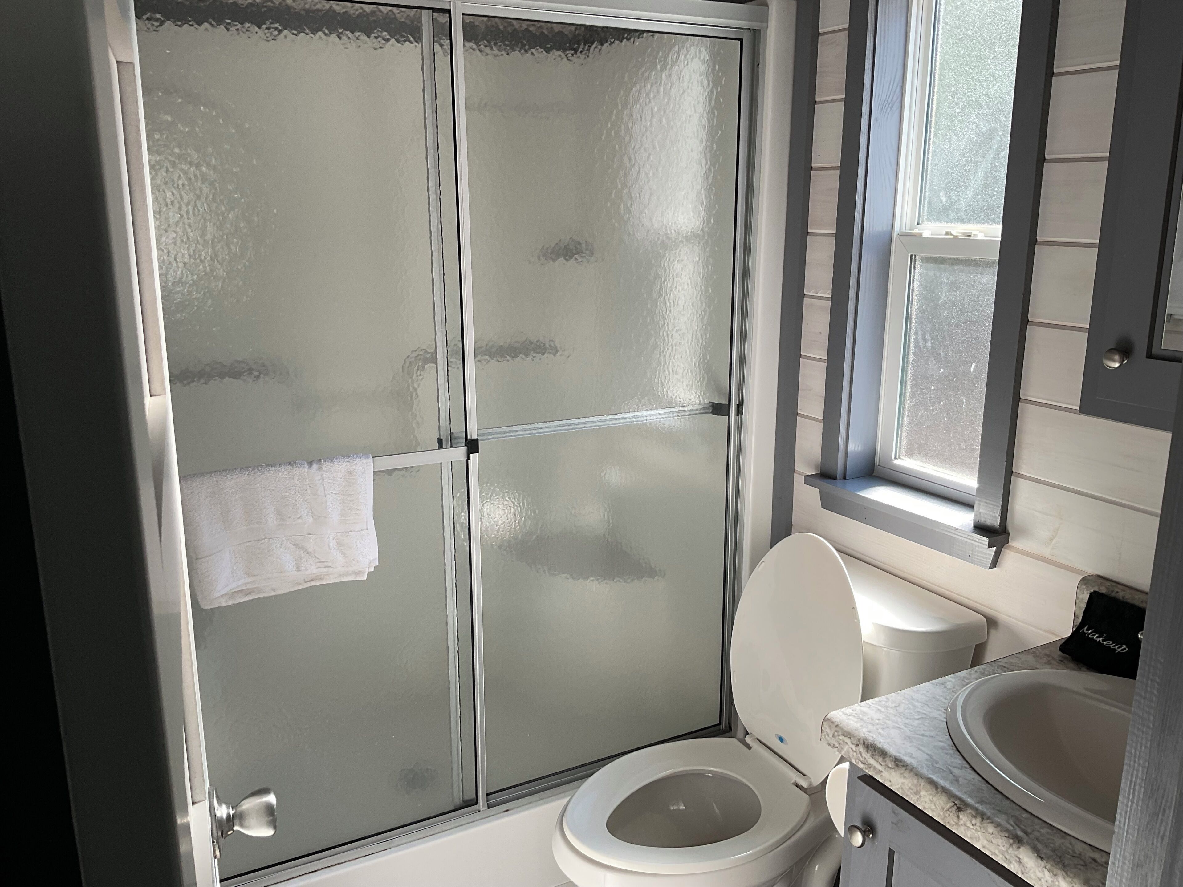 Dusche, Haartrockner, Handtücher, Toilettenpapier