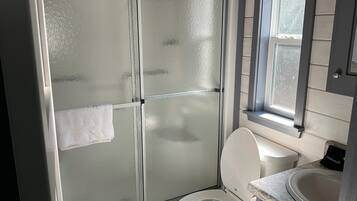 Een douche, een haardroger, handdoeken, toiletpapier