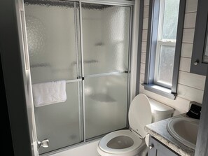 Douche, sèche-cheveux, serviettes fournies, papier toilette