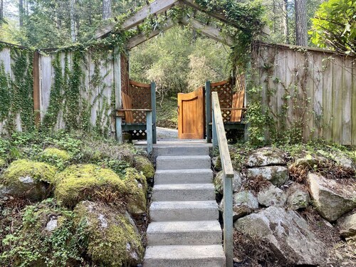 Serene Waterview Cabin at Laughing Moon Farm