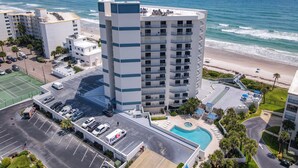 Ein Hochhaus-Hotel mit mehreren Balkonen mit Blick auf einen Strand.