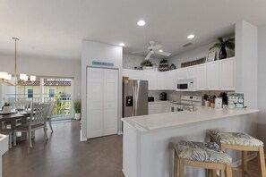 Frigorifero, microonde, piano cottura, lavastoviglie