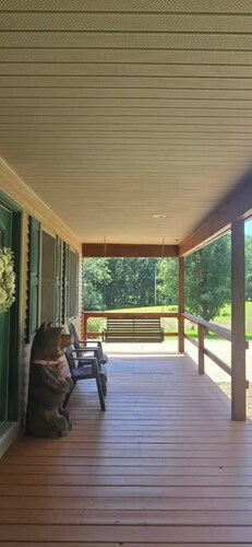 Romantic couples getaway in awesome Bluford with WiFi, Fireplace, and Game Room