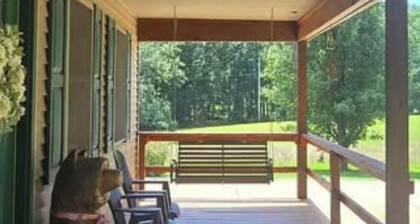 Romantic couples getaway in awesome Bluford with WiFi, Fireplace, and Game Room