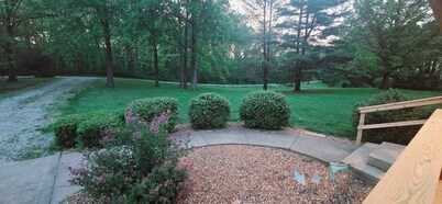 Romantic couples getaway in awesome Bluford with WiFi, Fireplace, and Game Room
