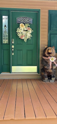 Romantic couples getaway in awesome Bluford with WiFi, Fireplace, and Game Room