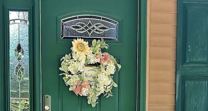 Romantic couples getaway in awesome Bluford with WiFi, Fireplace, and Game Room