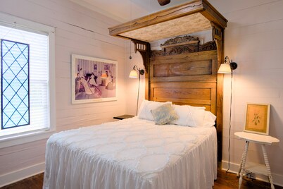 Shanty Bellum Too | 2/1, Washer/Dryer, Full Kitchen