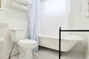 Een douche, een haardroger, handdoeken