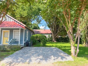 A house with a red roof, a yellow door, and a swing chair outside. - Shanty Bellum Too | 2/1, Washer/Dryer, Full Kitchen (Natchez)
