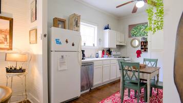 Frigorífico, microondas y cafetera o tetera