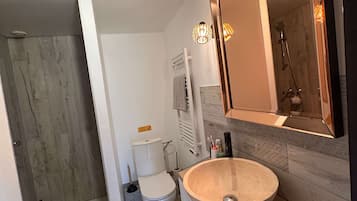 Douche, serviettes fournies, papier toilette