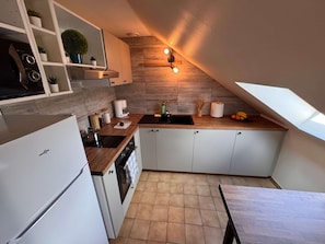 Een koelkast, een microgolfoven, een oven, een kookplaat