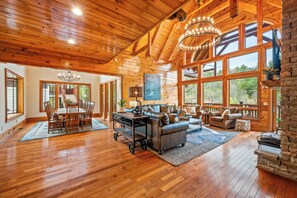 تلفزيون ذكي، مدفأة، كرة قدم الطاولة، تنس طاولة