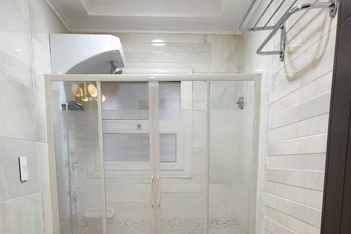 Combined shower/tub, slippers, soap, shampoo