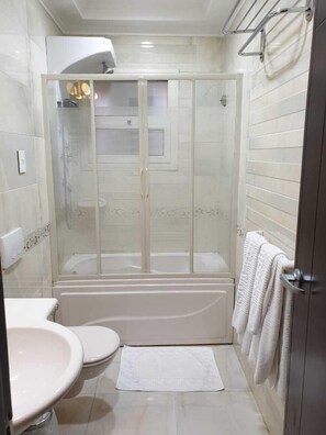 Combined shower/bathtub, slippers, soap, shampoo