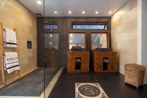 Khăn tắm, xà phòng, dầu gội, giấy vệ sinh 